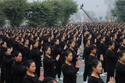 四川万名学生齐打咏春成功挑战吉尼斯世界纪录